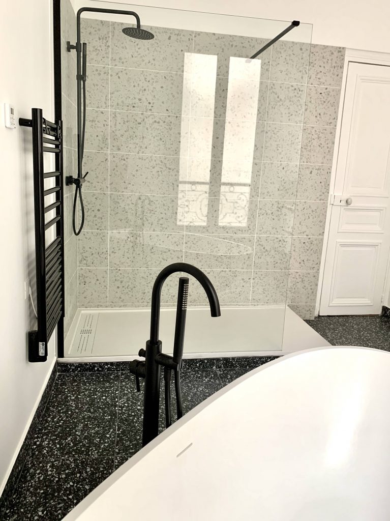 Photo d'une baignoire et douche avec robinetterie noir