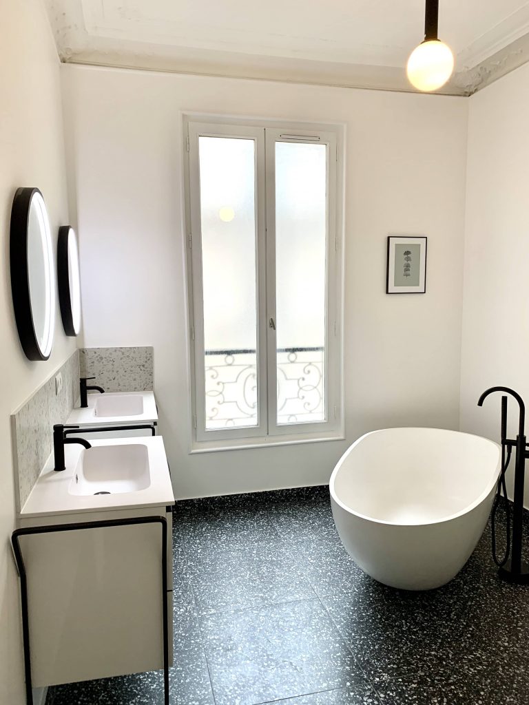 Salle de bain noir et blanc décorée par Liza Lena avec un sol en terrazzo