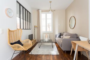 salon avec une verrière sur la chambre et fauteuil en rotin
