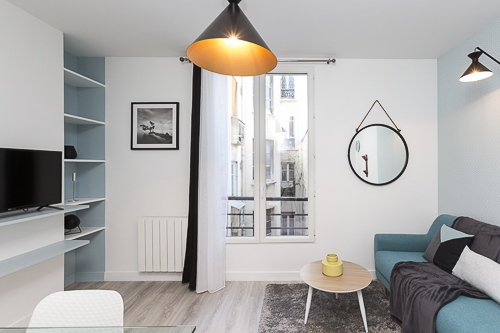 Salon décoré avec des touches de bleu, noir et blanc