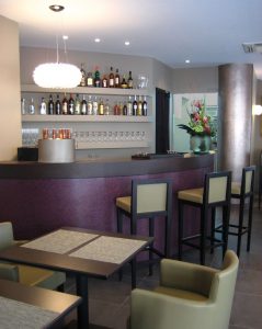 Photo du bar d'un restaurant décoré par Liza Lena