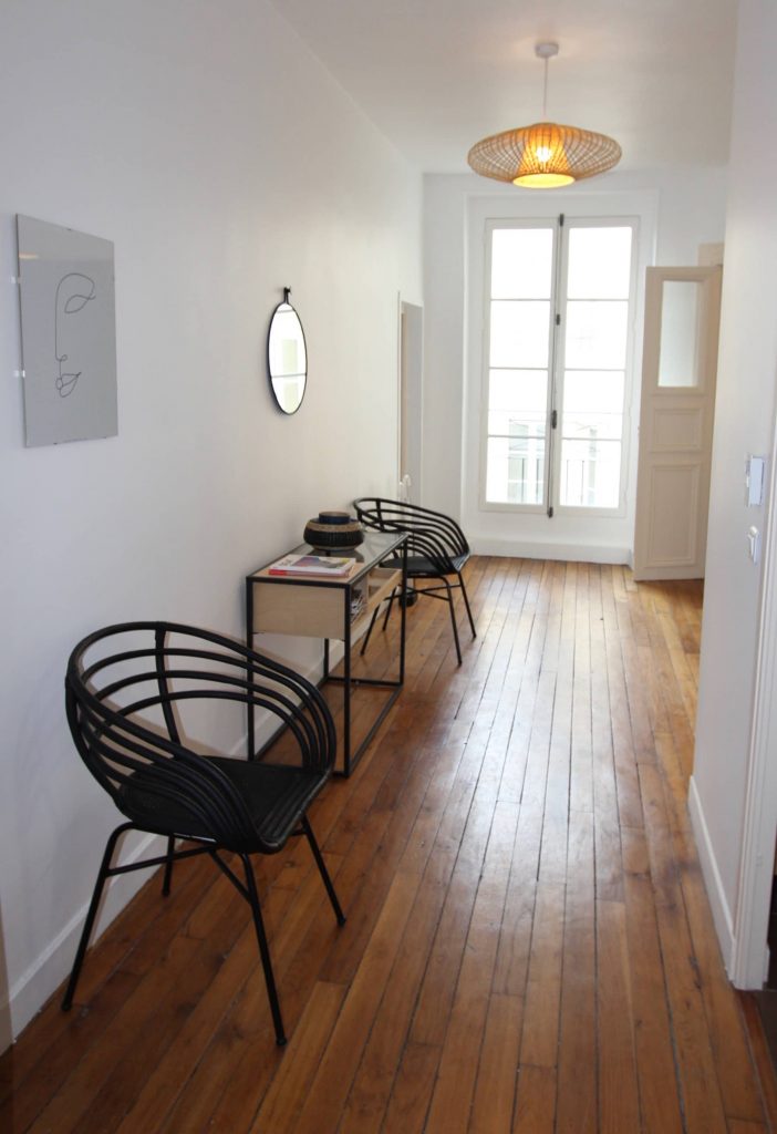 photo de l'entrée d'un appartemphoto de l'entrée d'un appartement décoré avec mobilier contemporainent décoré avec mobilier