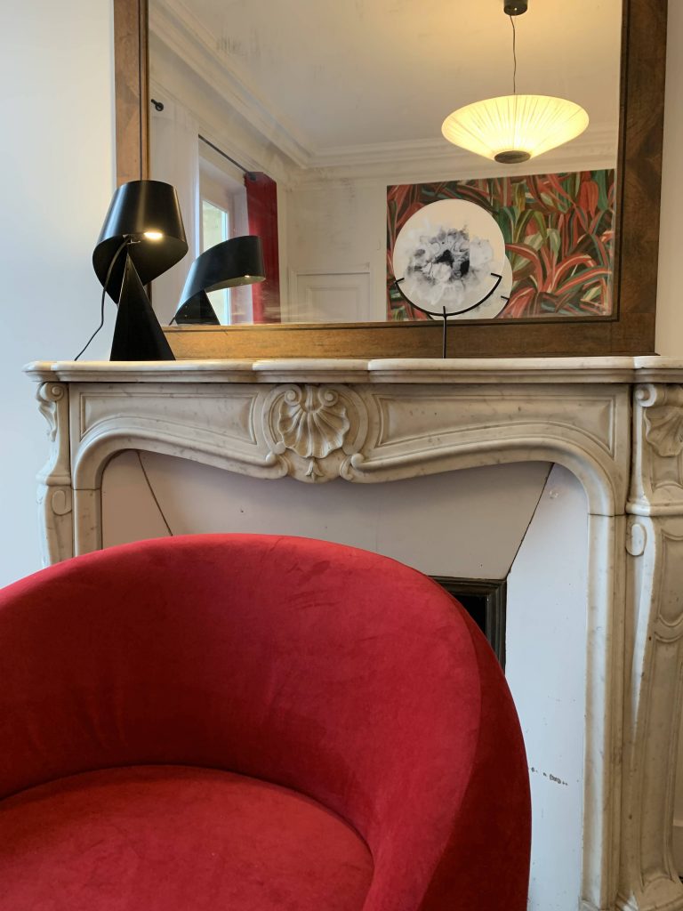 Photo d'un salon avec un fauteuil rouge