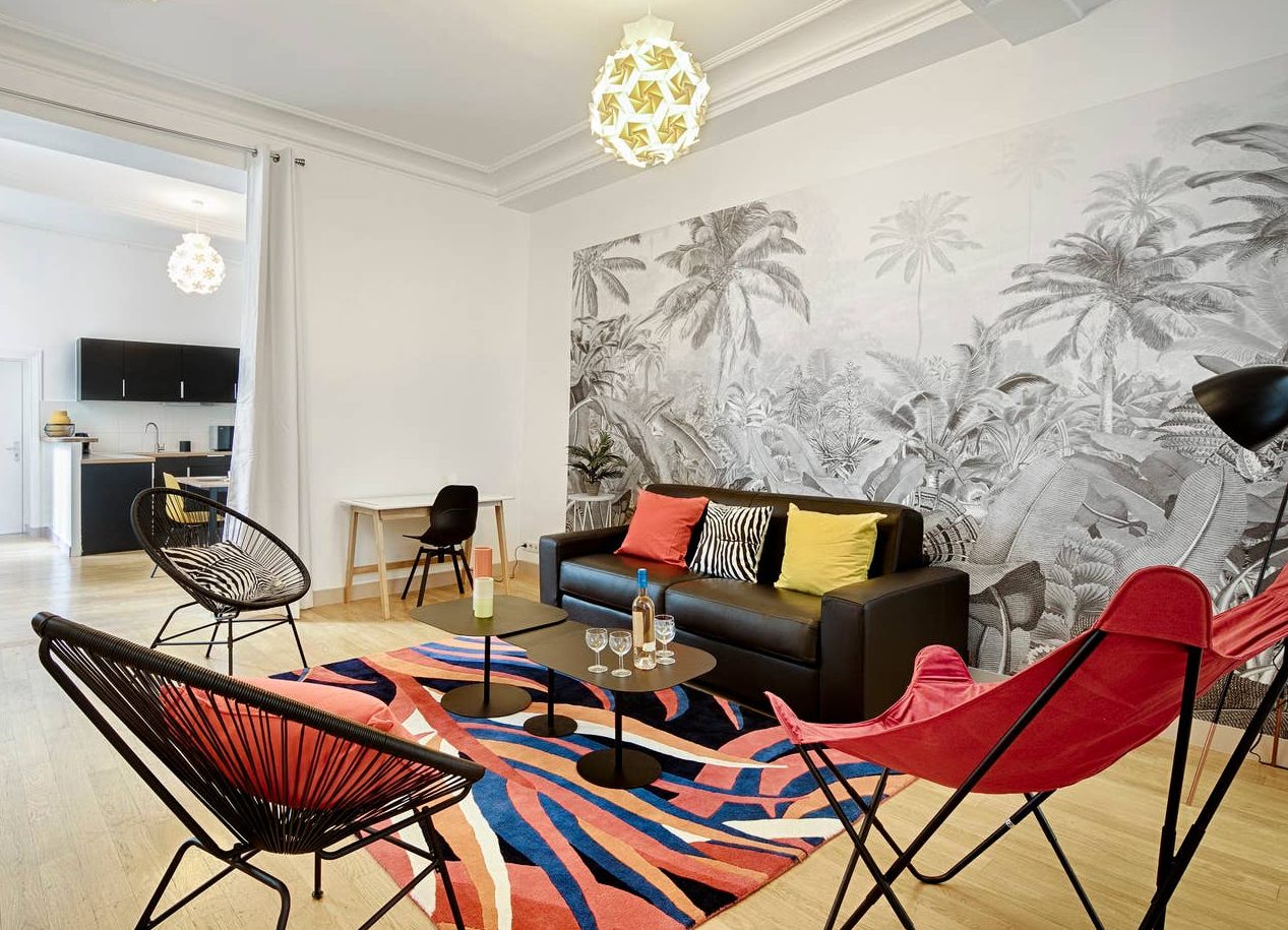 Aménagement d'un appartement avec une décoration colorée