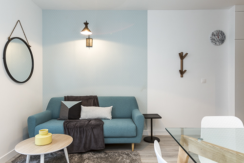 photo d'un salon décoré dans les tons bleus avec du mobilier scandinave