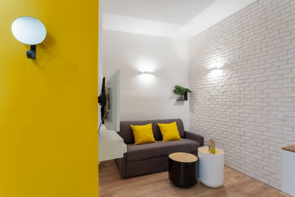 photo d'un appartement avec un mur de brique blanc