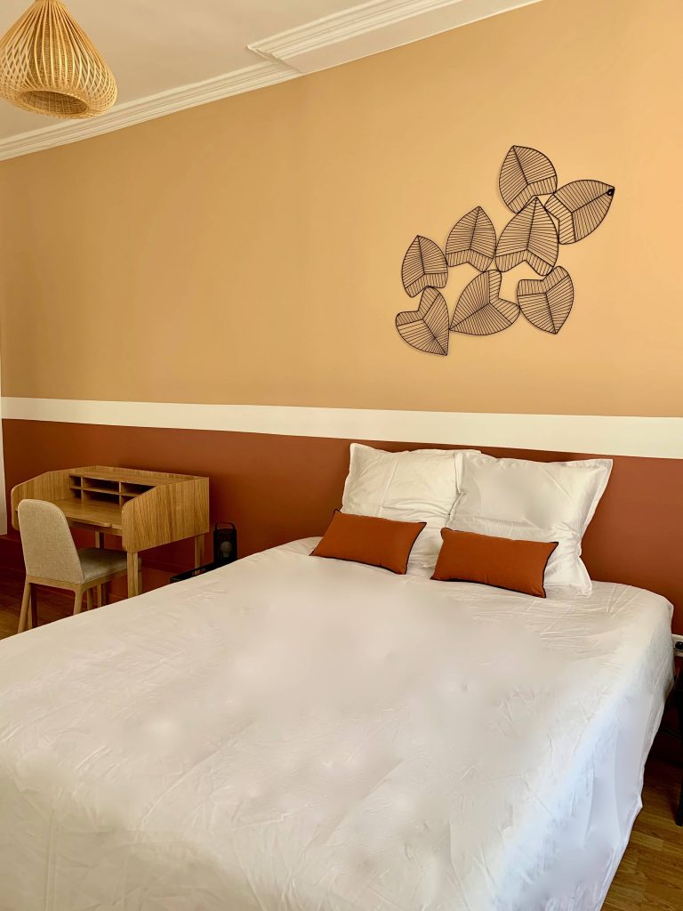 photo d'une chambre décorée avec des bandes horizontales de couleur terracotta