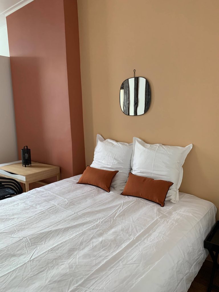 photo d'une chambre décorée avec des couleurs terracotta
