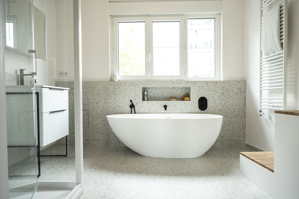 Photo d'une salle de bain avec un sol en terrazzo et des accessoires noir