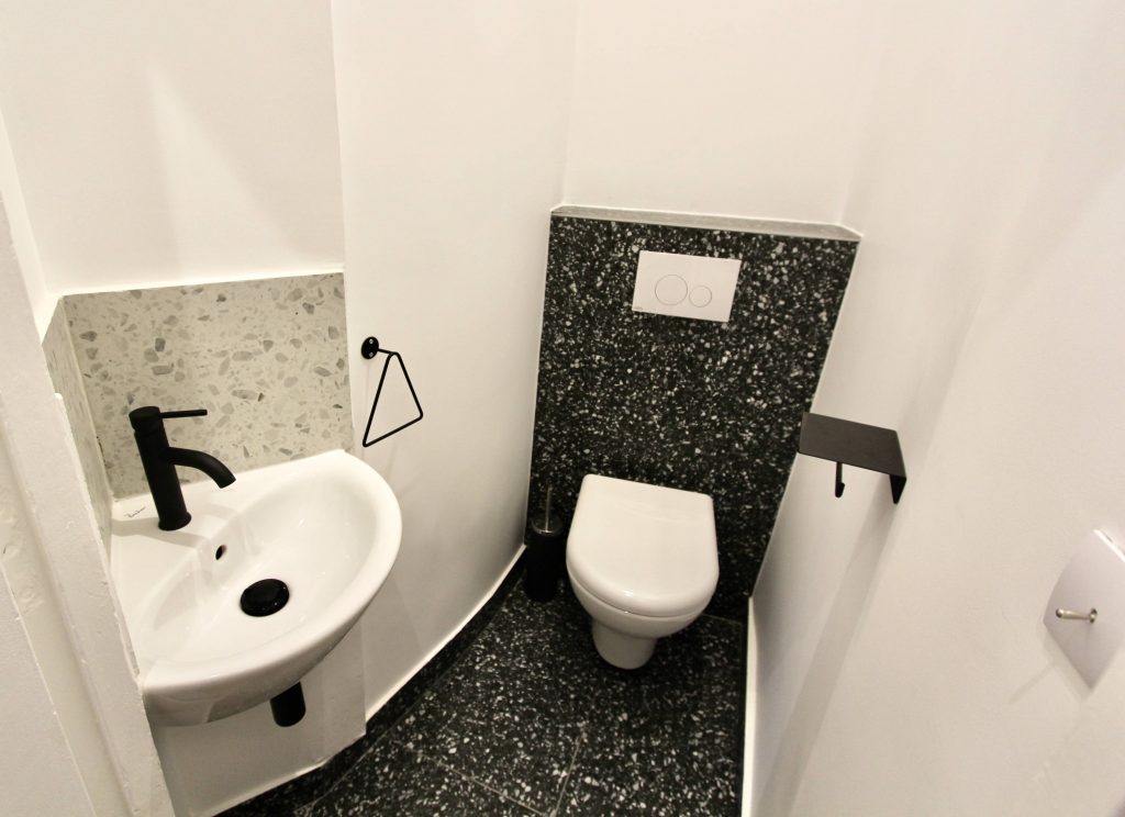 Photo d'un wc avec carrelage terrazzo noir