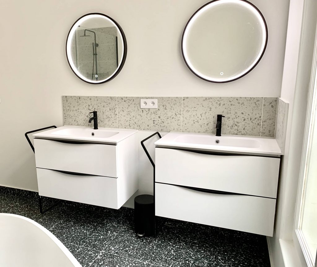 Photo d'une salle de bain contemporaine avec deux meubles vasques