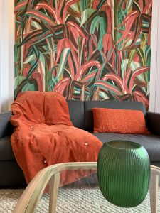 Photo d'un salon haussmannien décoré avec du papier peint coloré par Liza LENA
